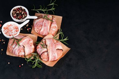 Izgara hamburger. Kopya uzay. Çiğ tavuk burger. Biberiye dalı ve baharatlı. Anında Et.