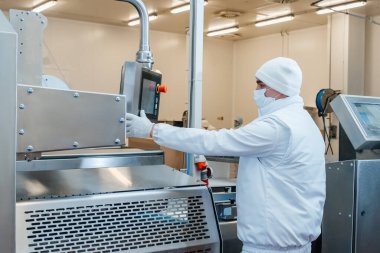 Et işleme tesisi. Et üretim hattı. Et üretimi için ambalajlama ve kesme hattı. Bir et fabrikasında endüstriyel ekipman..