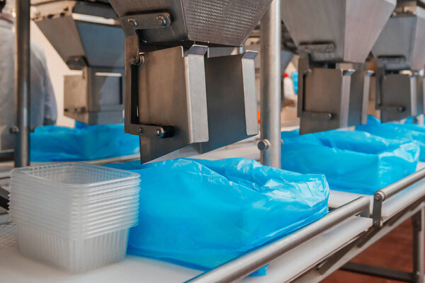 Мясной завод. Производственная линия мяса. Линия по производству мяса с упаковкой и резкой. Промышленное оборудование на мясокомбинате.