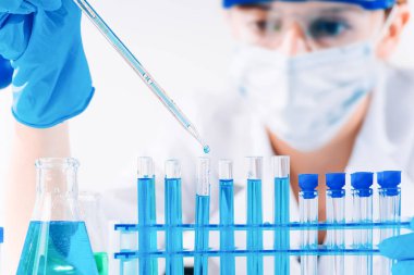 Yeni aşıların geliştirilmesi. Laboratuvar arka planında laboratuvar camları ve test tüpleri bulunan bilim adamlarının elleri, laboratuvar araştırma ve geliştirme kavramları. Laboratuvar ekipmanları. Coronavirus pandemic stop. Tıp konsepti