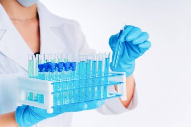 Kimya laboratuarı. Uyuşturucu bileşiminin kontrolü. Yeni aşıların geliştirilmesi. Araştırmacı, doktor, bilim adamı ya da laboratuvar asistanı modern laboratuvar ya da hastanede plastik tıp tüpleriyle çalışıyor..