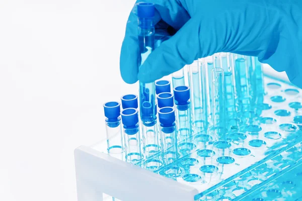 화학분 구성을 통제하는 실험실이나 병원에서 플라스틱 튜브를 사용하여 일하는 새로운 — 스톡 사진