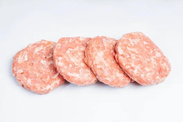Beyaz tabakta dört parça tavuk burger. Ev ve restoranlar için fast food. Yarı bitmiş ürün, hızlı pişirilmiş tavuk eti. Boşluğu kopyala.