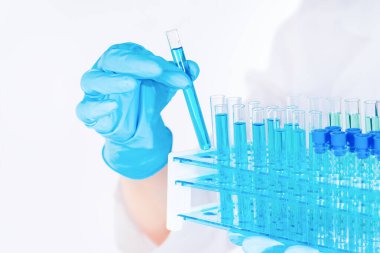 Laboratuvarda test tüpleri yakın planda. Yeni uyuşturucuların araştırması.