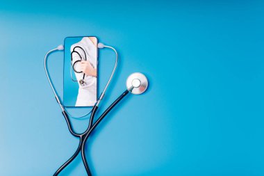 Teletıp konsepti, kadın doktorla görüntülü sohbet ediyor. Hastalarla çevrimiçi sohbet ediyor. Metin için mavi bir arkaplanda steteskop, çevrimiçi doktor. Telefonla doktor çağırmak.