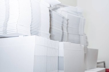 Çok sayıda katlanmış karton kutu. Karton kutular depolanmış. Çökmüş karton kutular yığını.