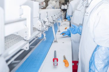 Modern gıda fabrikasında otomatikleştirilmiş üretim hattı. Et üretimi için bir fabrika. Bir et fabrikasında endüstriyel ekipman..