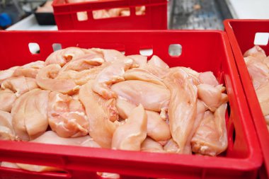 Yiyecek ürünleri plastik ambalajda tavuk eti. Tavuk fileto üretim hattı. Et üretim fabrikası. Taşıma bandı gıdası. Et fabrikası. Taşıma bandındaki tavuk. Et işleme tesisi..