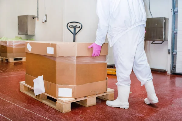 Et işleme tesisi. Et üretim hattı. Et üretimi için ambalajlama ve kesme hattı. Bir et fabrikasında endüstriyel ekipman..