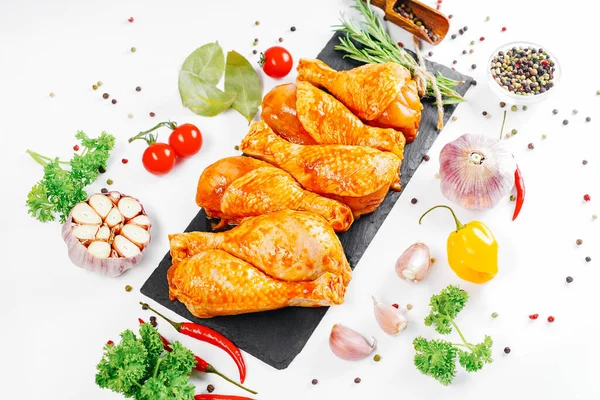 Ogranik yemek ve sağlıklı beslenme kavramı. Tavuk budu pişirme. Biberiye ve biberiyeli salamurada çiğ tavuk bacağı..