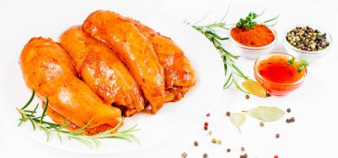 Baharatlı çiğ tavuk filetosu. Baharatlı ve biberiyeli marine edilmiş tavuk göğsü. Salamurada çiğ et. Üst görünüm ızgara için baharatlı ve biberiyeli Sottilissime ham fileto.