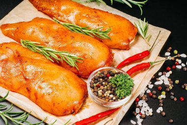 Baharatlı çiğ tavuk filetosu. Baharatlı ve biberiyeli marine edilmiş tavuk göğsü. Salamurada çiğ et. Üst görünüm ızgara için baharatlı ve biberiyeli Sottilissime ham fileto.