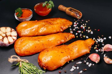 Baharatlı çiğ tavuk filetosu. Baharatlı ve biberiyeli marine edilmiş tavuk göğsü. Salamurada çiğ et. Üst görünüm ızgara için baharatlı ve biberiyeli Sottilissime ham fileto.