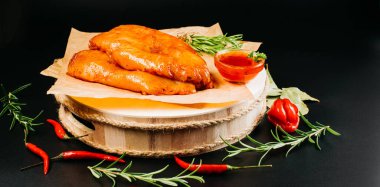 Baharatlı ve biberli marine edilmiş tavuk göğsü. Baharatlı kırmızı salamura soslu tavuk filetosu..