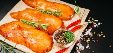 Baharatlı ve biberli marine edilmiş tavuk göğsü. Baharatlı kırmızı salamura soslu tavuk filetosu..