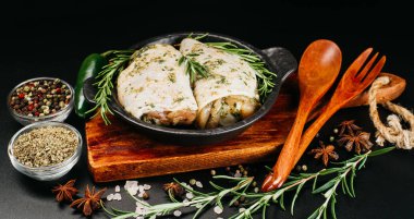 Taze biberiyeli salamura edilmiş çiğ tavuk butları. Izgara ve barbekü için et. Arka planda çiğ tavuk butları..