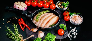 Kopyalama alanı olan en üst manzara. Koyu arkaplanda baharat ve sebzeli tavada tavuk filetosu..