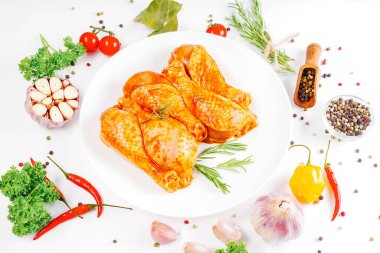 Kopya alanı ile üst manzara. Baharat ve sebzeli tavada tavuk filetosu. .