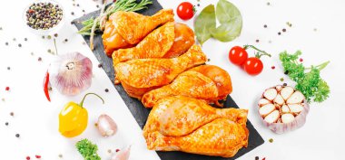 Tavuk budu pişirmek. Salamurada çiğ tavuk bacağı, biberiye ve biber. Ogranik yemek ve sağlıklı beslenme konsepti..