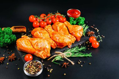 Tavuk budu pişirmek. Biberiye ve biberiyeli salamurada çiğ tavuk bacağı..