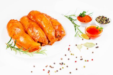 Baharatlı ve biberiyeli marine edilmiş tavuk göğsü. Salamurada çiğ et. Üst görünüm ızgara için baharatlı ve biberiyeli Sottilissime ham fileto.