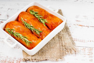 Baharatlı ve biberli marine edilmiş tavuk göğsü. Baharatlı kırmızı salamuralı tavuk filetosu. Güzel manzara.