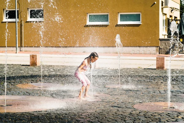 Zomer Hitte Het Meisje Spettert Fontein Een Zomerdag Klein Schattig — Stockfoto