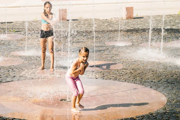 Caldo Giorno Sole Estivo Due Sorelle Bambine Spruzzi Nella Fontana — Foto Stock