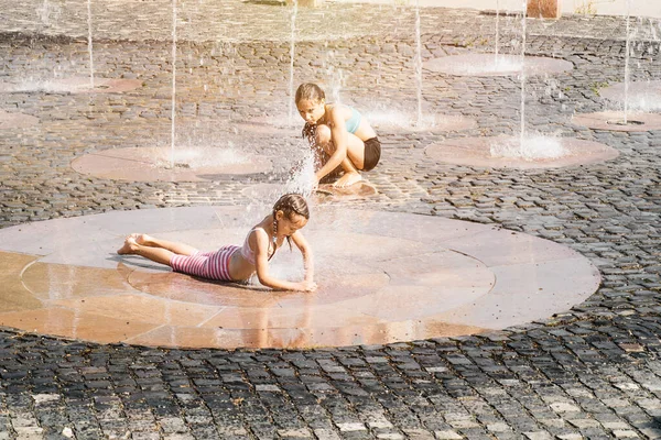 Due Sorelle Bambine Che Schizzano Nella Fontana Giorno Estate Estate — Foto Stock