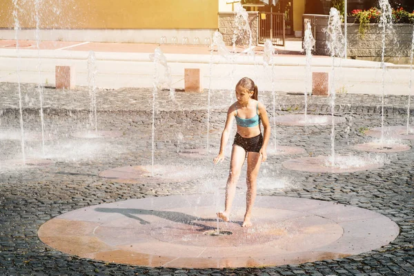 Calda Estate Soleggiata Day Summer Heat Ragazza Schizza Nella Fontana — Foto Stock