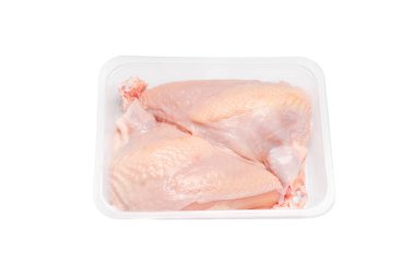 Tavuk filetosu süpermarket için plastik ambalajda mükemmel kesilmiş. İki parça Chiken supreme. İzole edilmiş. Beyaz arka planda kanadı olan taze tavuk filetosu. Beyaz arka planda çiğ tavuk eti..