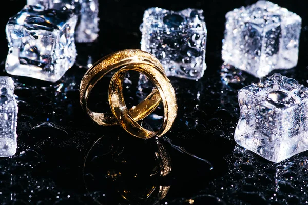 Conceito Casamento Anéis Casamento Cubos Gelo Antecedentes Para Cartão Felicitações — Fotografia de Stock