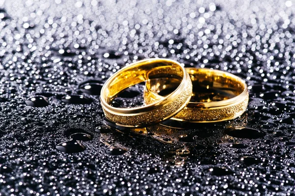 Hochzeitskonzept Die Eheringe Mit Wasserspritzern Und Eisstücken Kopieren Sie Platz — Stockfoto