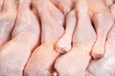 Taze tavuk bacağı ve derisi süpermarket için yakın plan, perakende. Çiğ tavuk eti. Çiğ tavuk bacağı. .