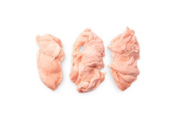 Beyaz arka planda üç parça çiğ, kemiksiz tavuk budu. İzole edilmiş, taze tavuk butları..