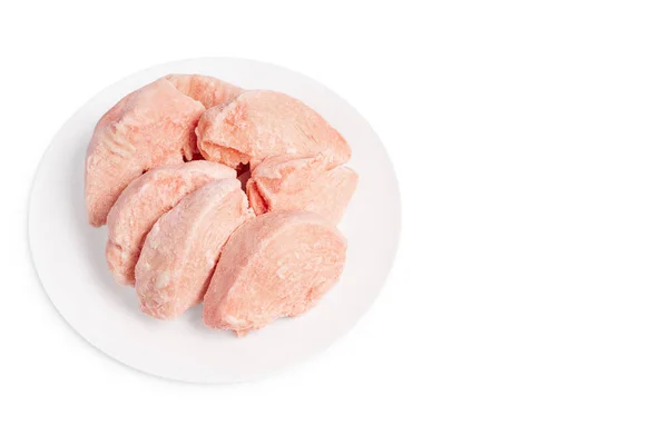 白いプレートに新鮮な鶏の肉の冷凍作品 冷凍鶏の切り身 Isolade Close Space Text Copyspace白い背景に隔離された生の冷凍フィレ — ストック写真