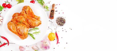 Baner. Tavuk budu pişiriyorum. Arka planda biberiyeli salamurada çiğ tavuk budu. Üst manzara, kopyala..