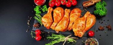 Kopyala uzayı. Uygun yemek, hazır. Baharatlı et pankartı için arka plan. Baharatlı çiğ soslu tavuk budu ve baharat. Üst görünüm.