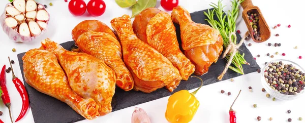 Baharatlı et pankartı için arka plan. Tavuk budu pişirme. Baharatlı tavuk budu pişirme. Baharatlı marinada çiğ tavuk bacağı..