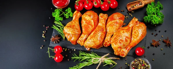 Kopyala uzayı. Uygun yemek, hazır. Baharatlı et pankartı için arka plan. Baharatlı çiğ soslu tavuk budu ve baharat. Üst görünüm.