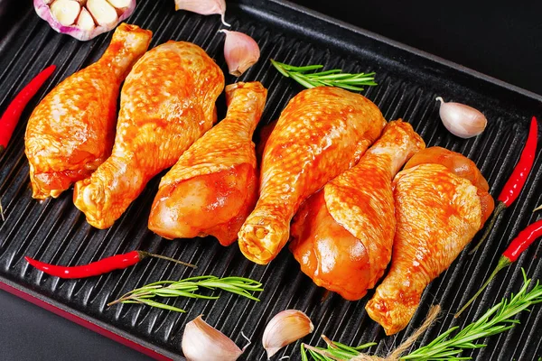 Baharatlı çiğ tavuk eti sote, mangal yapmak için. Koyu arka plan. Harika bir manzara. Konforlu yemekler, önceden pişirilmiş..