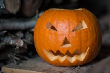 Korkunç cadılar bayramı dekoratif aydınlatılmış balkabağı yüzü Ekim 'de karanlık bir ahırda