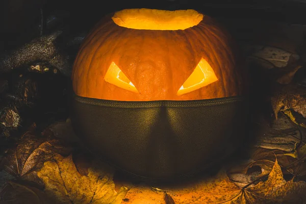 Gruseliges Halloween Dekorativ Beleuchtetes Corona Kürbisgesicht Schwarzer Maske Oktober Bei — Stockfoto