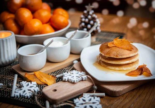 Plato Navidad Decorado Desayuno Con Panqueques Mandarinas Mesa Imagen de archivo