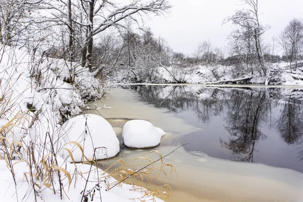 Paisagem Inverno Com Floresta Nevada Rio Congelado Acentos Cor Amarela — Fotografia de Stock