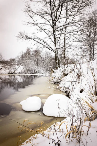 Winterlandschaft Mit Verschneiten Wäldern Gefrorenem Fluss Und Gelben Farbakzenten — Stockfoto