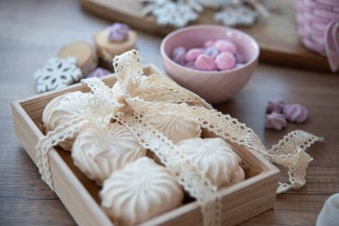 Aziz Sevgililer Günü için ahşap kalp, zephyr, krema, çiçekler ve ahşap dekorla yemek tasarımı.