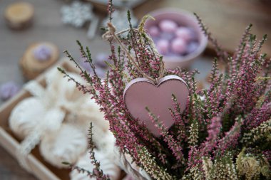 Aziz Sevgililer Günü için ahşap kalp, zephyr, krema, çiçekler ve ahşap dekorla yemek tasarımı.