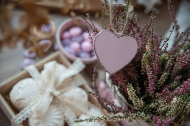 Aziz Sevgililer Günü için ahşap kalp, zephyr, krema, çiçekler ve ahşap dekorla yemek tasarımı.