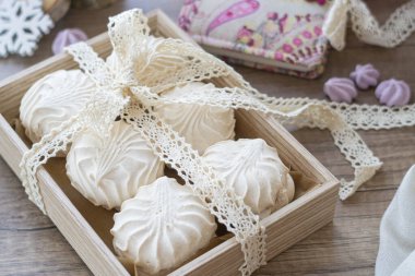 Aziz Sevgililer Günü için ahşap kalp, zephyr, krema, çiçekler ve ahşap dekorla yemek tasarımı.